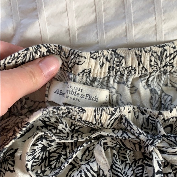 ABERCROMBIE AND FITCH FLORAL SHORTS - Picture 2 of 3